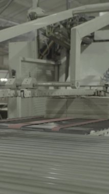Kağıt fabrikasında taşıyıcı. Teknoloji. Dikey video