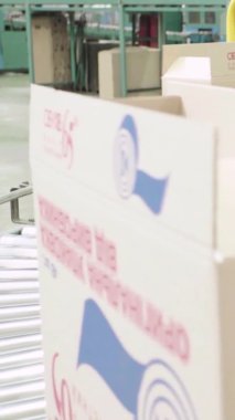 Kağıt fabrikasında taşıyıcı. Teknoloji. Dikey video