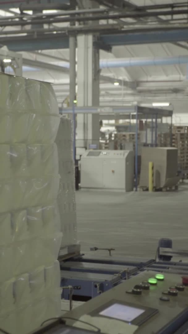 製紙工場でのコンベア。技術だ。垂直ビデオ — ストック動画