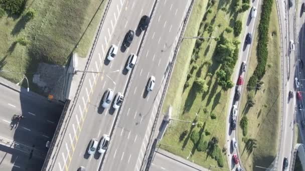 Coches en la vista aérea de la carretera. Vídeo vertical — Vídeo de stock