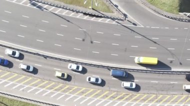 Arabalar hava sahasında. Dikey video