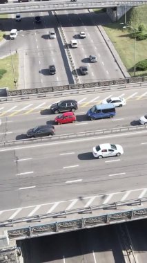 Arabalar hava sahasında. Dikey video