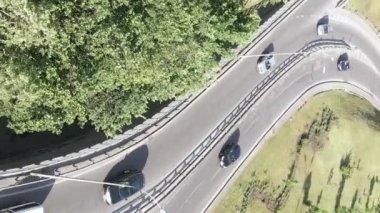 Arabalar hava sahasında. Dikey video