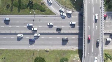 Arabalar hava sahasında. Dikey video