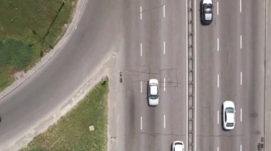 Arabalar hava sahasında. Dikey video