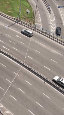 Arabalar hava sahasında. Dikey video