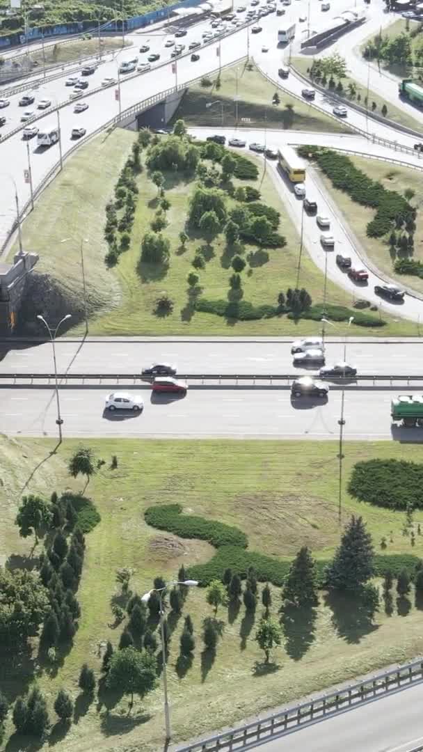 Coches en la vista aérea de la carretera. Vídeo vertical — Vídeos de Stock