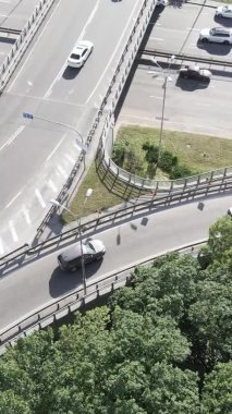 Arabalar hava sahasında. Dikey video