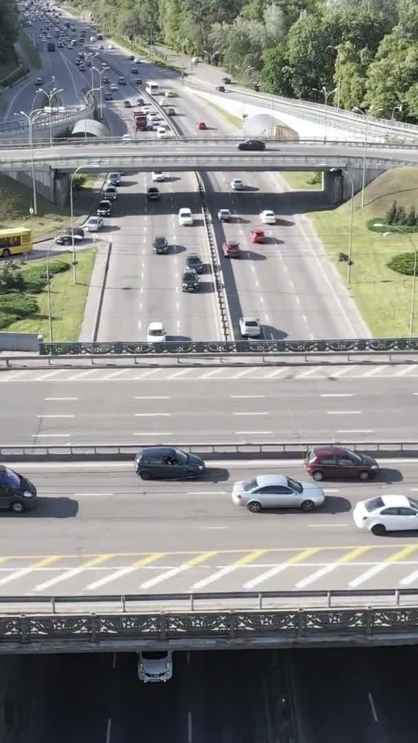 道路の空中ビューで車。垂直ビデオ — ストック動画
