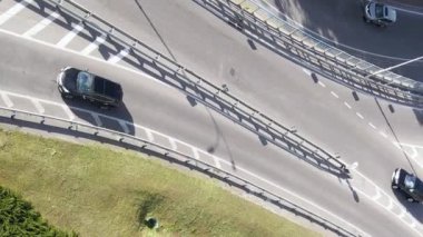 Arabalar hava sahasında. Dikey video