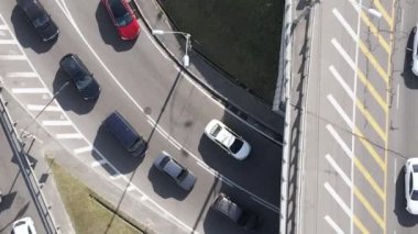 Arabalar hava sahasında. Dikey video