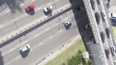 Arabalar hava sahasında. Dikey video