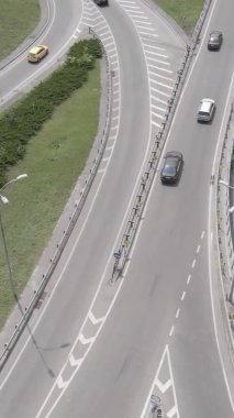 Arabalar hava sahasında. Dikey video