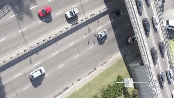 Auto 's op de weg vanuit de lucht. Verticale video — Stockvideo