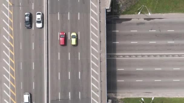Autók az út szélén. Függőleges videó — Stock videók