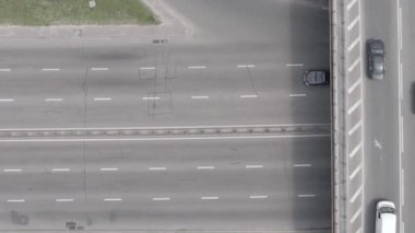 Arabalar hava sahasında. Dikey video