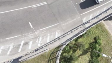 Arabalar hava sahasında. Dikey video