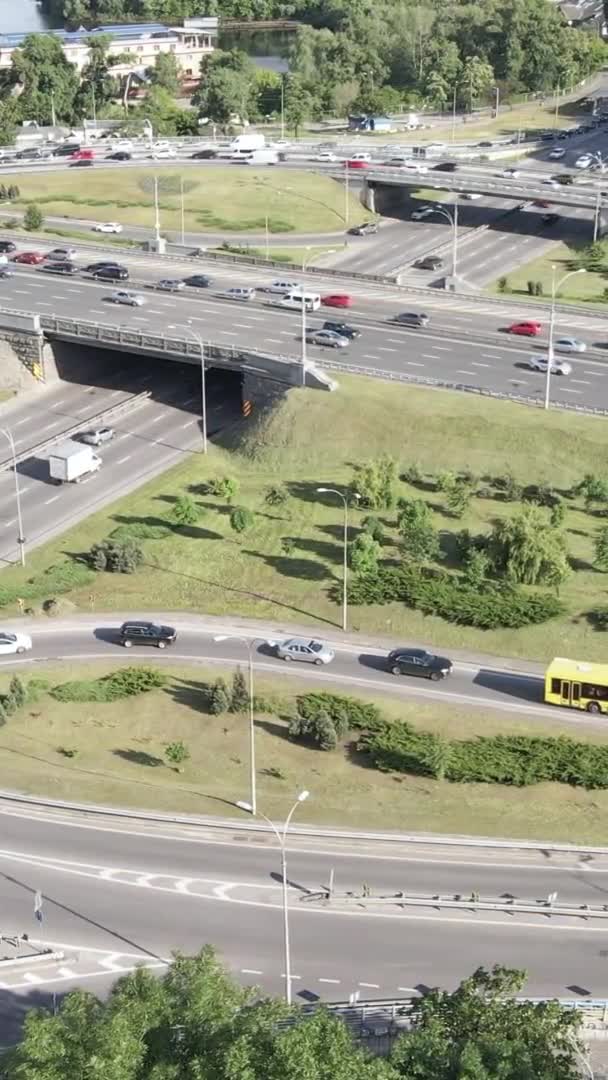 汽车在公路上的空中景观。垂直录像 — 图库视频影像