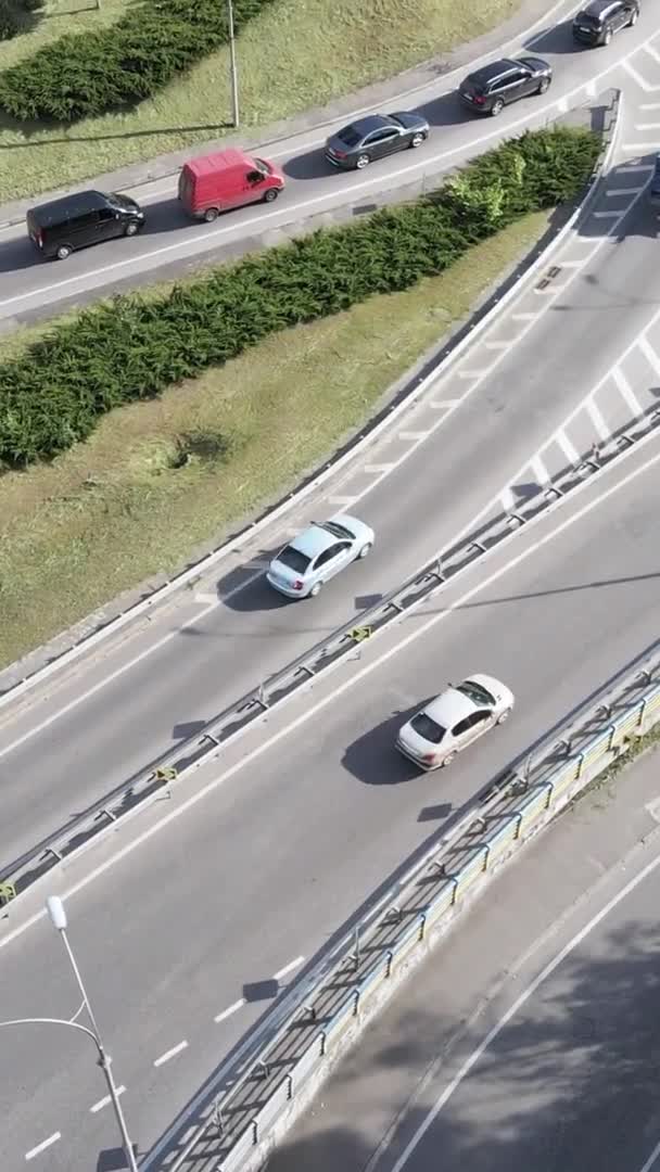 Auto 's op de weg vanuit de lucht. Verticale video — Stockvideo