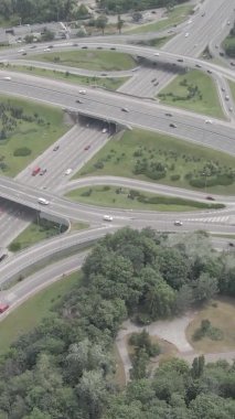 Arabalar hava sahasında. Dikey video