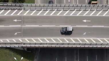 Arabalar hava sahasında. Dikey video