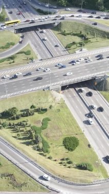 Arabalar hava sahasında. Dikey video