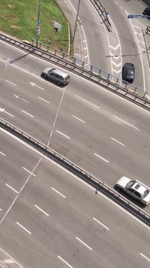 Arabalar hava sahasında. Dikey video