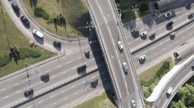 Arabalar hava sahasında. Dikey video