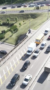 Arabalar hava sahasında. Dikey video