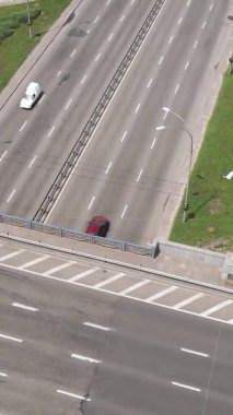 Arabalar hava sahasında. Dikey video