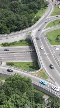 Arabalar hava sahasında. Dikey video