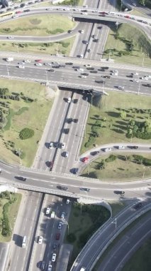 Arabalar hava sahasında. Dikey video