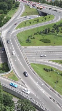 Arabalar hava sahasında. Dikey video