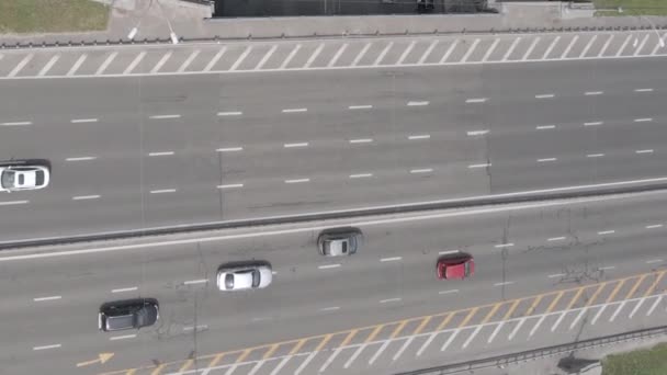 汽车在公路上的空中景观。垂直录像 — 图库视频影像