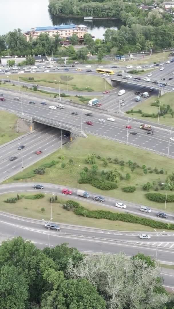 道路の空中ビューで車。垂直ビデオ — ストック動画