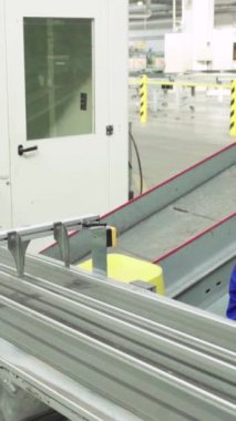 Kağıt fabrikasında taşıyıcı. Teknoloji. Dikey video