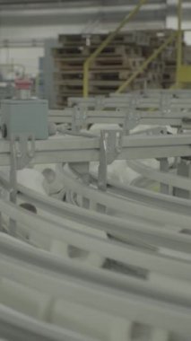 Kağıt fabrikasında taşıyıcı. Teknoloji. Dikey video