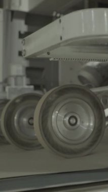 Kağıt fabrikasında taşıyıcı. Teknoloji. Dikey video