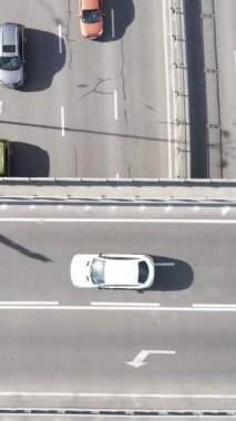 Arabalar hava sahasında. Dikey video