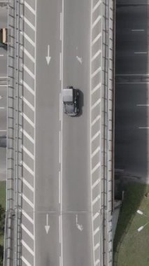 Arabalar hava sahasında. Dikey video