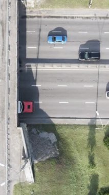 Arabalar hava sahasında. Dikey video