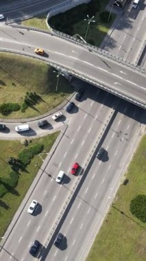 Arabalar hava sahasında. Dikey video