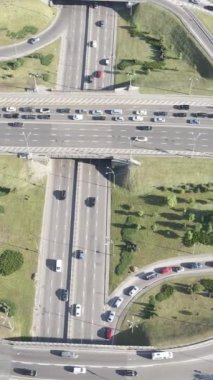 Arabalar hava sahasında. Dikey video