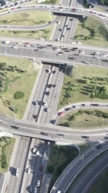 Arabalar hava sahasında. Dikey video