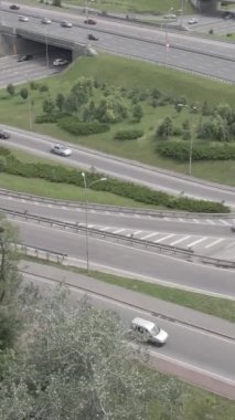 Arabalar hava sahasında. Dikey video