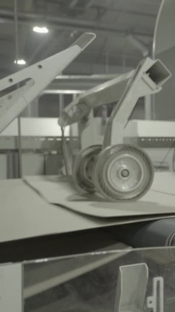 输送机在造纸厂。技术。垂直录像 — 图库视频影像