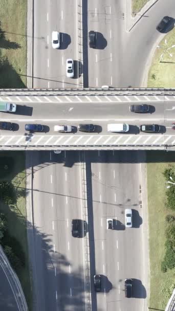 도로에 있는 자동차들. 수직 영상 — 비디오
