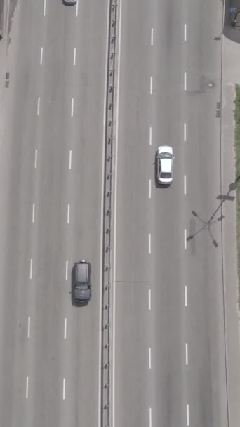 Auto sulla strada vista aerea. Video verticale — Video Stock