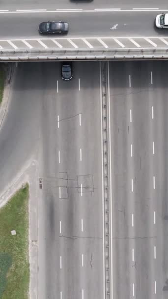 Αυτοκίνητα στην εναέρια θέα του δρόμου. Κάθετη βίντεο — Αρχείο Βίντεο
