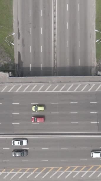 Auto 's op de weg vanuit de lucht. Verticale video — Stockvideo